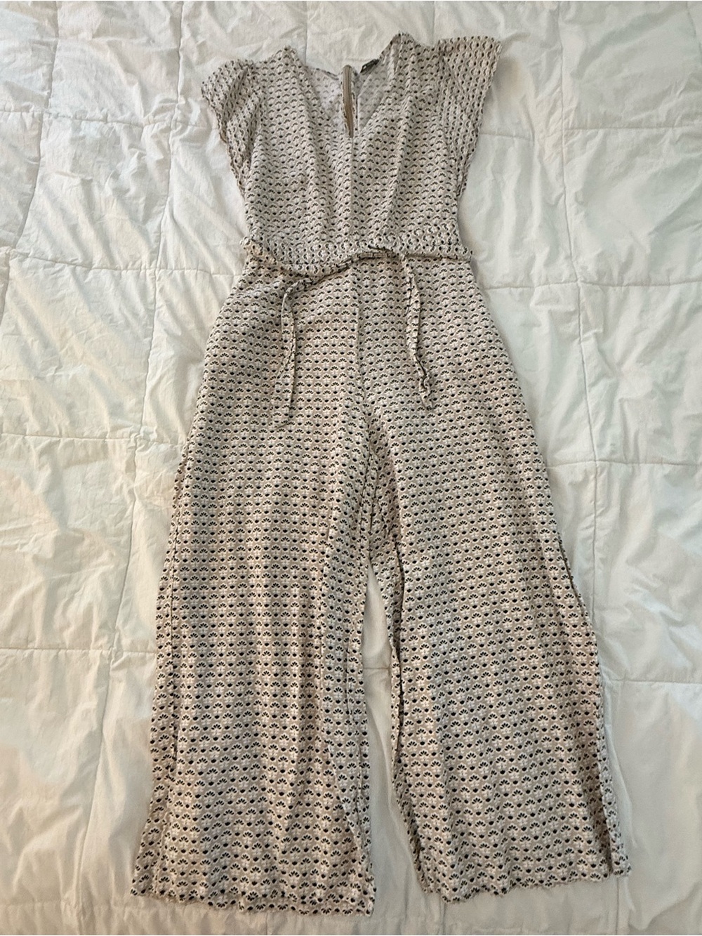 Ann-Taylor - Ruffle Sleeved Jumpsuit - Black, Beige & White (Size 0)